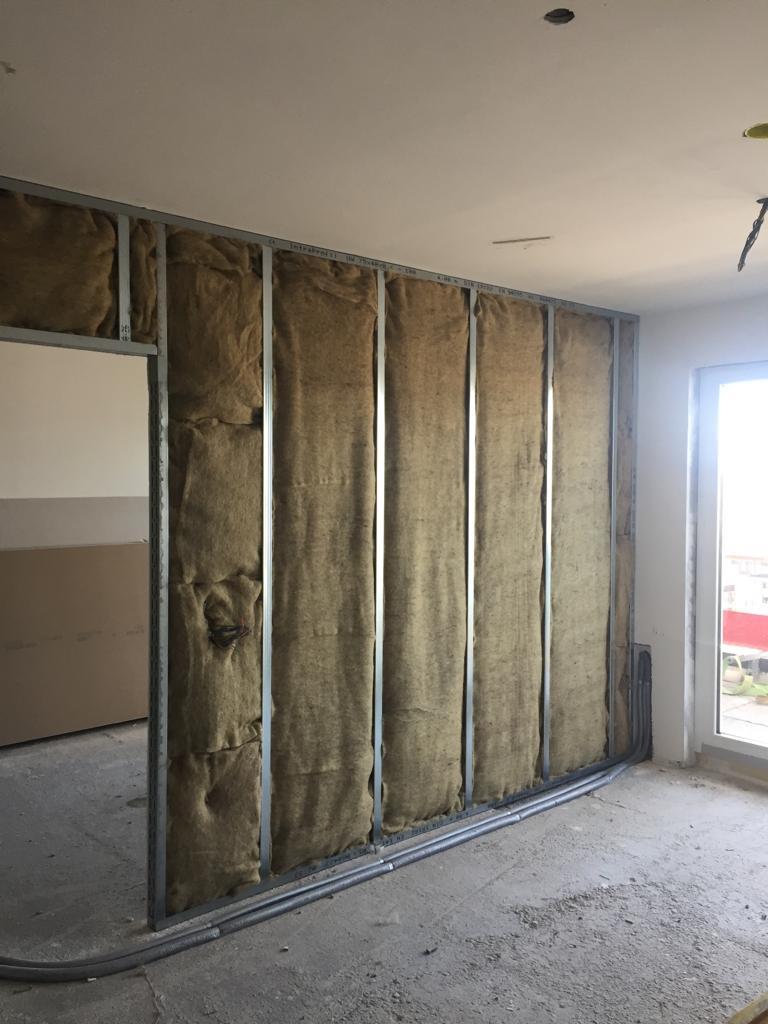 Fårullsisolering och stålreglar - ekologisk isolering från Byeco